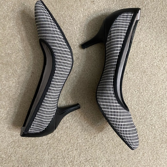 Tahari kitten Women’s heels with/ playful design, Ta-Toby pointed-toe classic - Picture 10 of 16